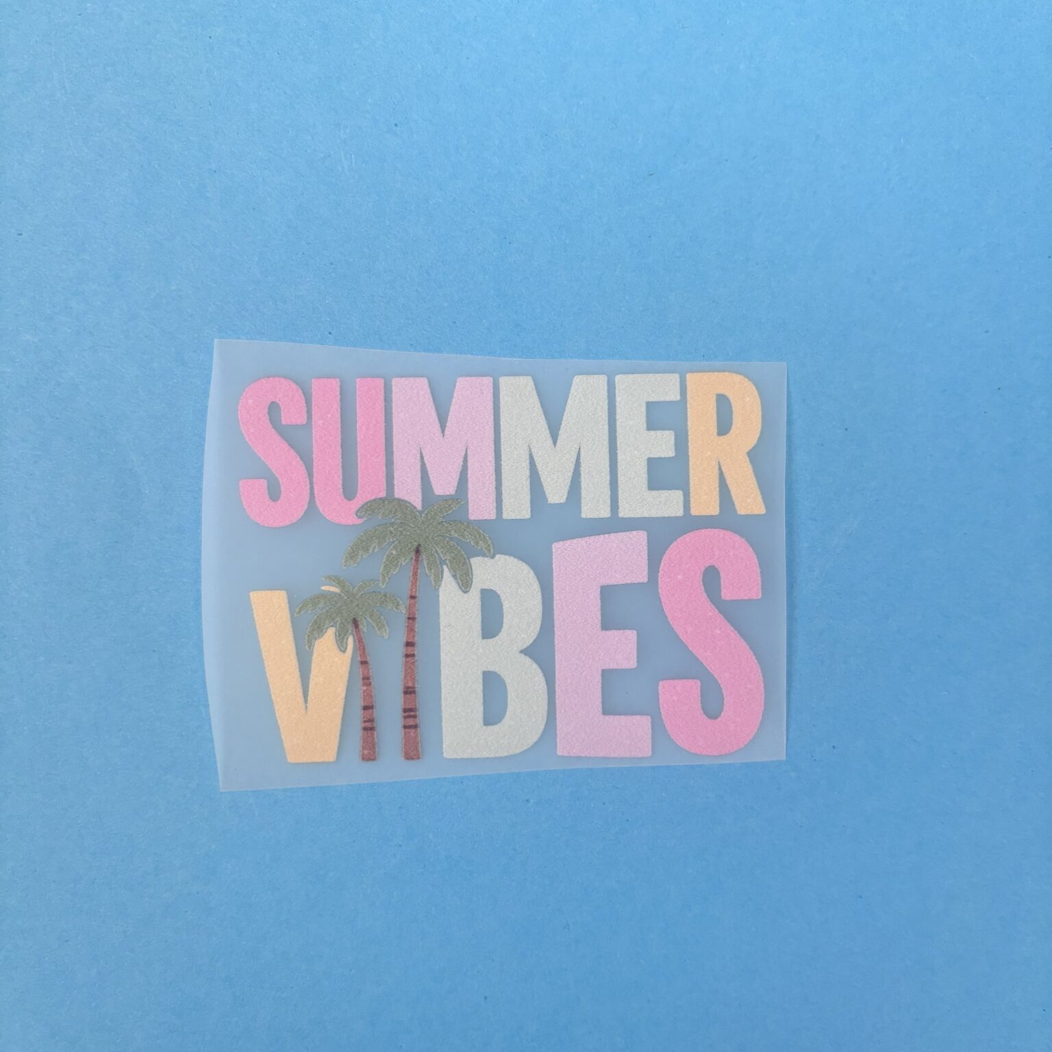 Sticker met tekst Summer Vibes in pastelkleuren en palmbomen op lichtblauwe achtergrond