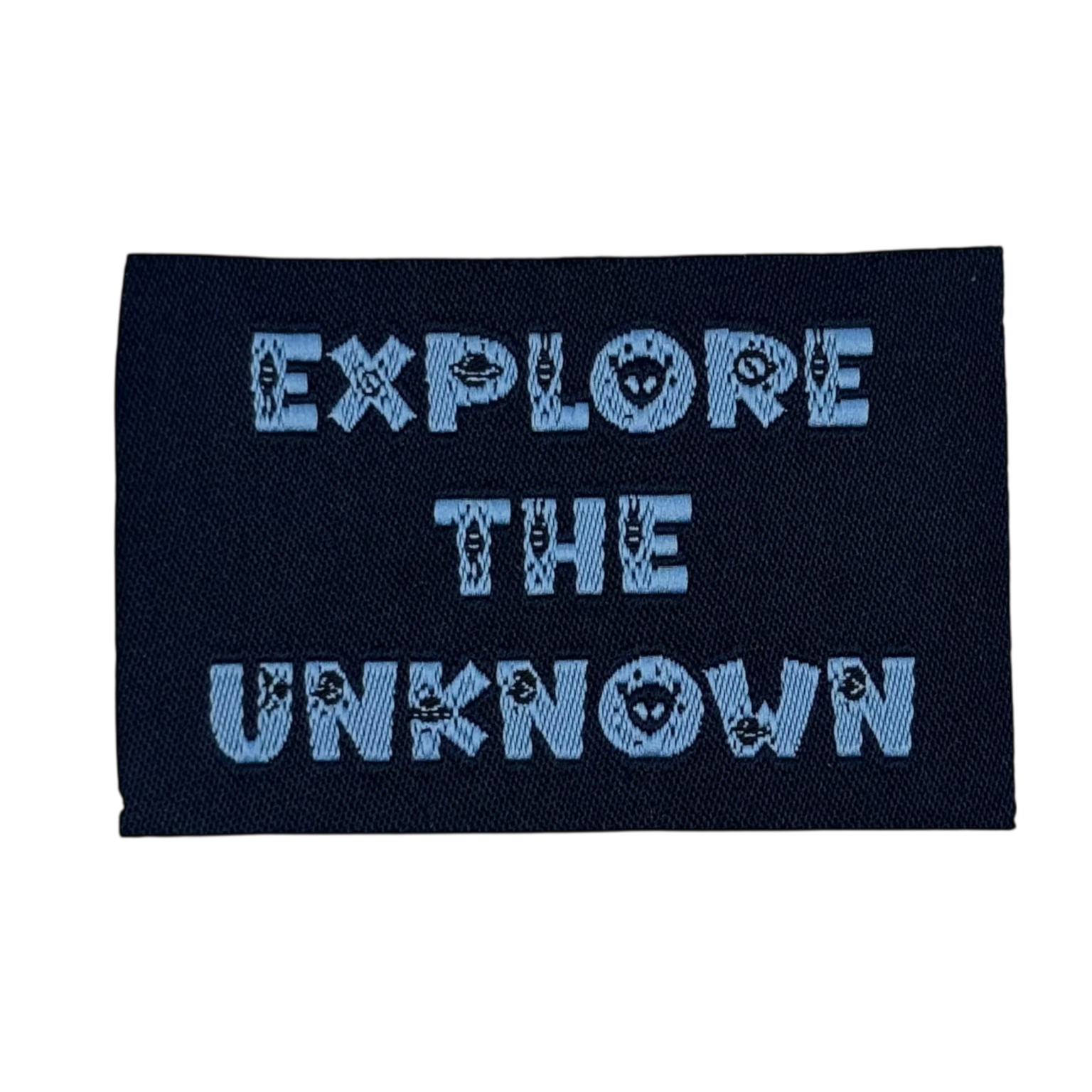 Donkerblauwe patch met lichtblauwe tekst 'Explore The Unknown' in gestikt borduurwerk