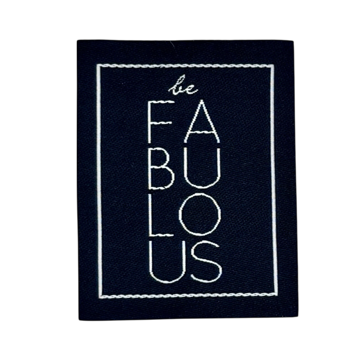 Donkerblauw textiel label met wit geborduurd opschrift 'be FABULOUS' in rechthoekig kader