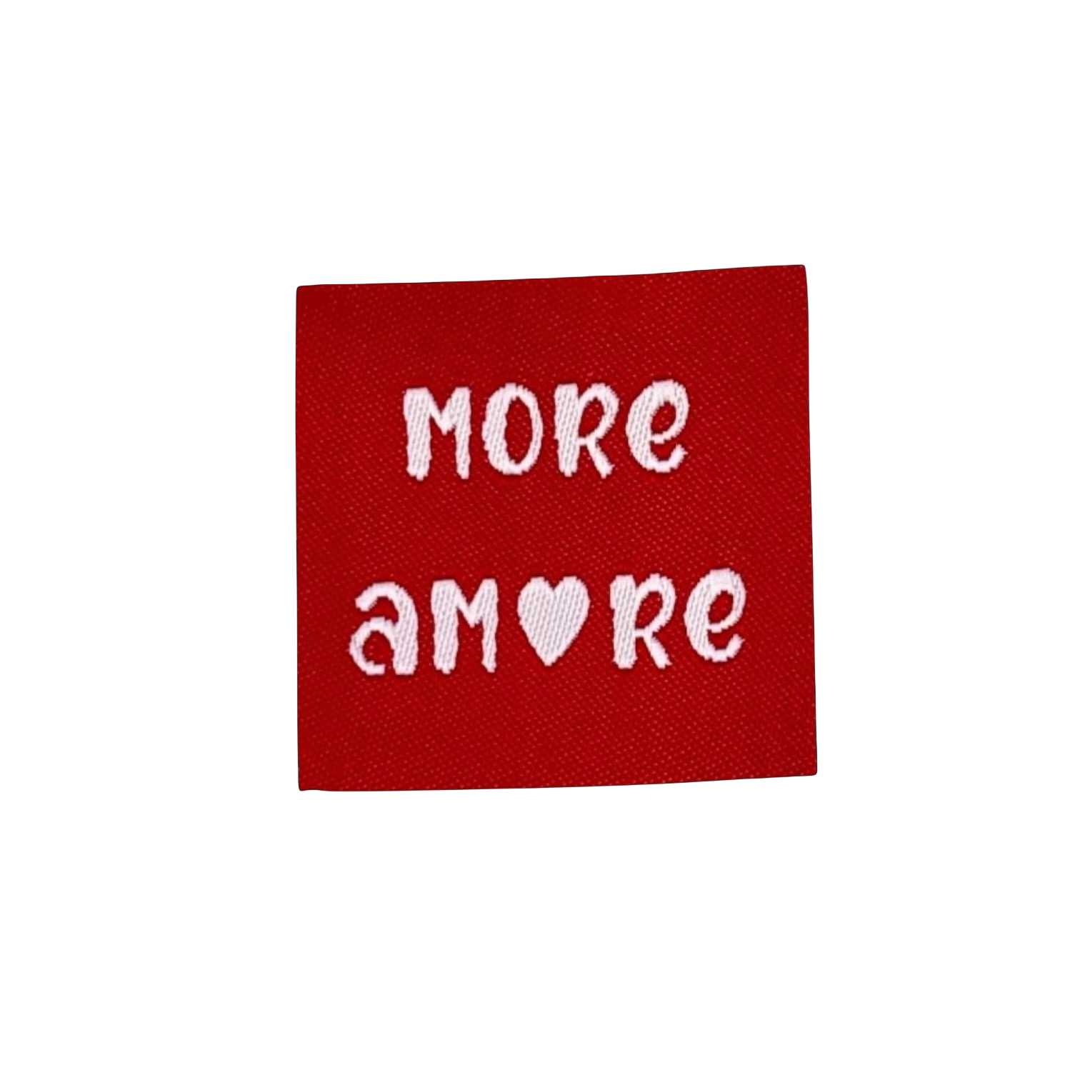 Rood stoffen label met wit geborduurd opschrift more amore met hartje