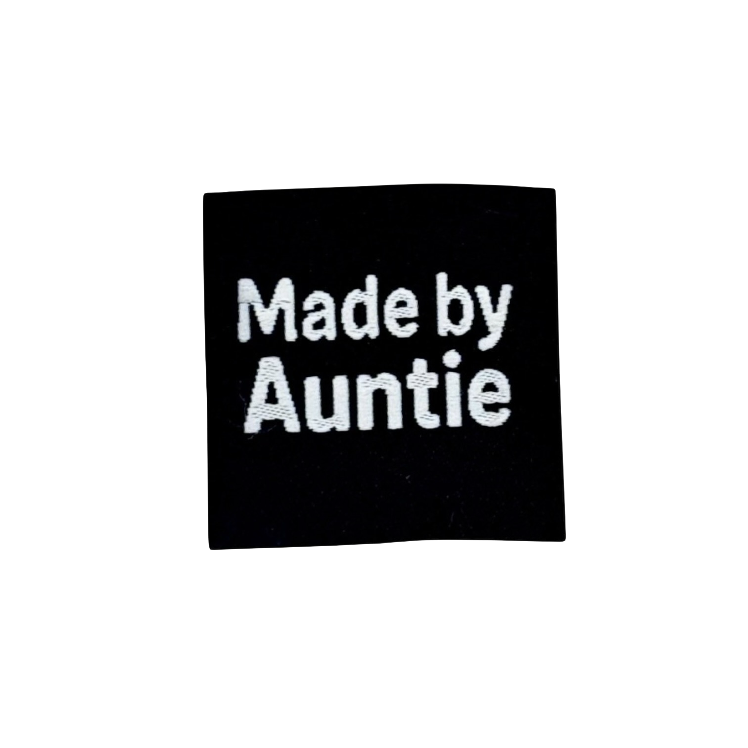 Zwart kledingstuk label met witte tekst Made by Auntie geborduurd erop