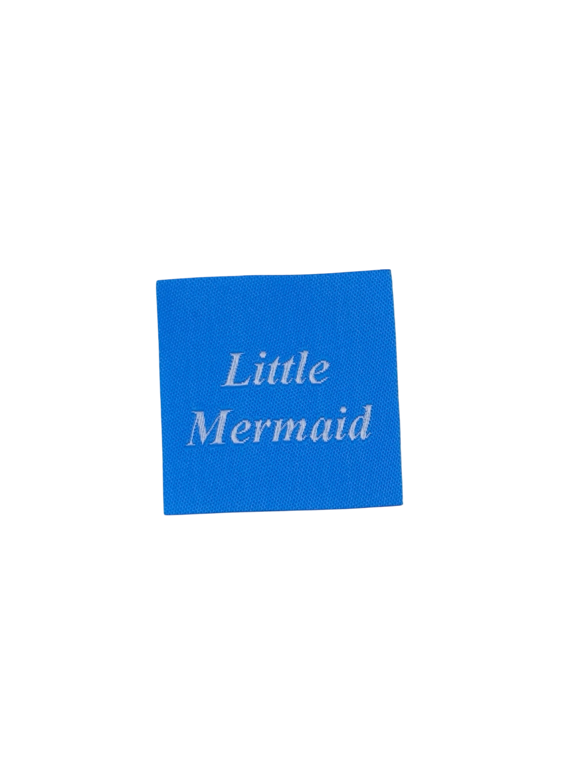 Blauw textiellabel met witte geborduurde tekst Little Mermaid