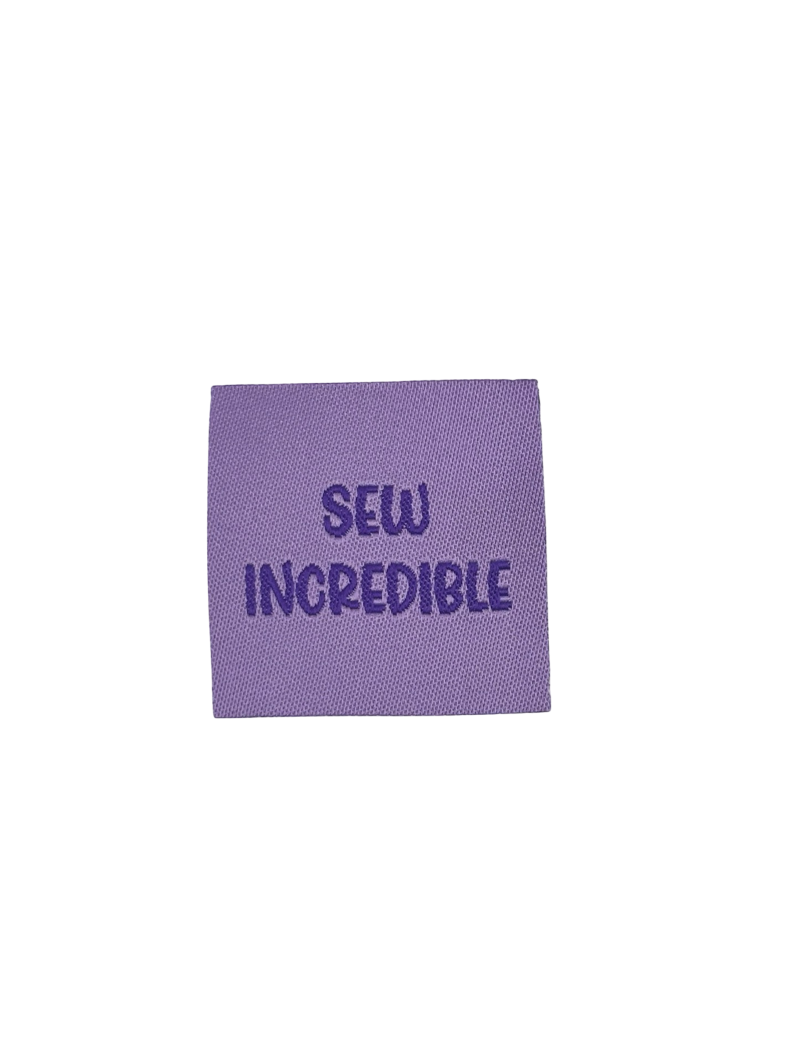 Paars stoffen label met geborduurd opschrift Sew Incredible in donkerpaarse letters