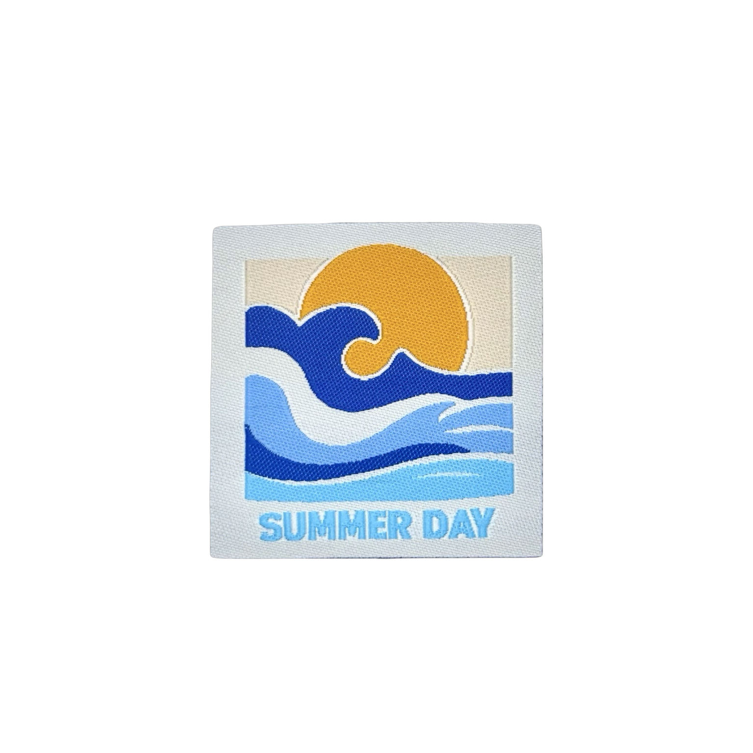 Geborduurd strijkembleem met golven, zon en tekst Summer Day in blauwtinten en oranje