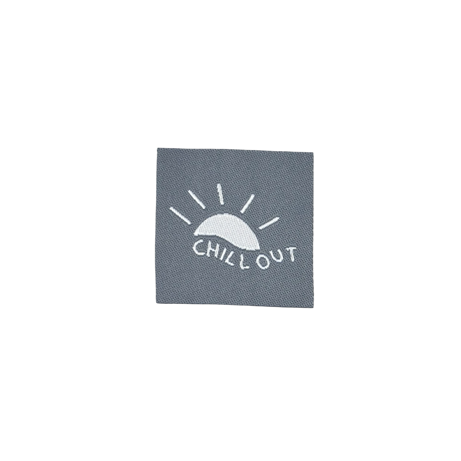 Grijze stoffen patch met wit geborduurd zonnetje en tekst Chill Out