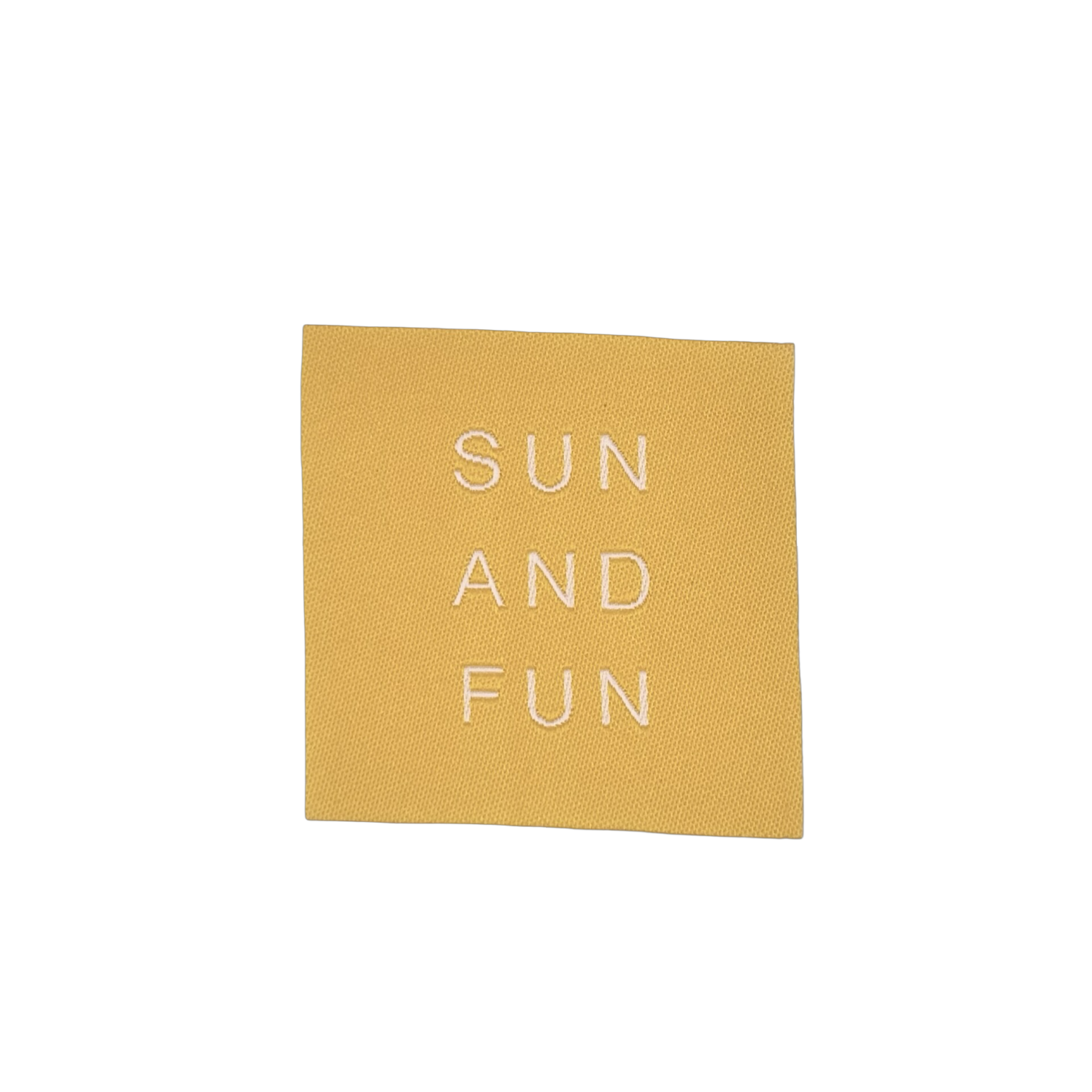Geel servet met wit geborduurd opschrift SUN AND FUN op witte achtergrond