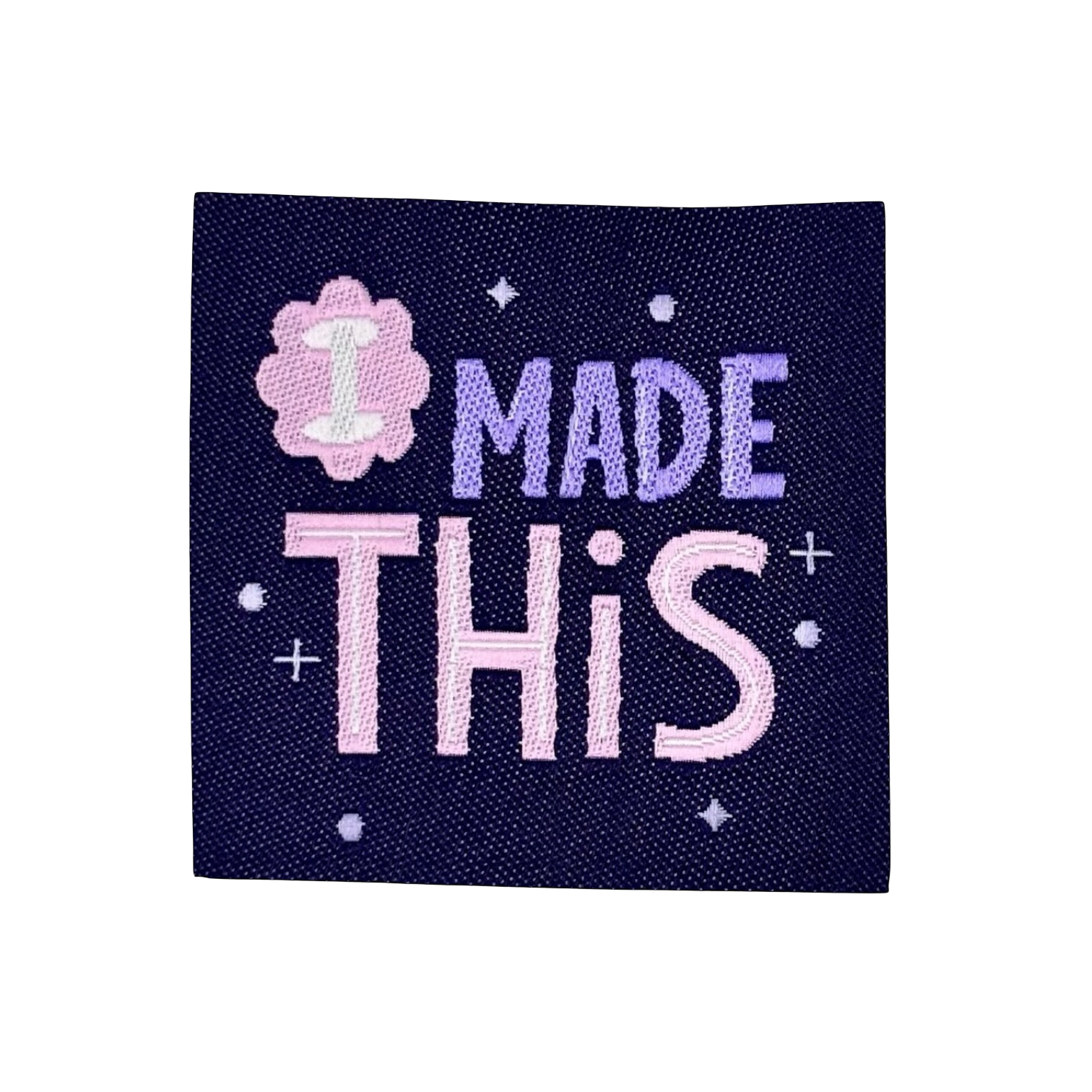 Geborduurd label met tekst I MADE THIS en bloemmotief op donkerblauwe stof