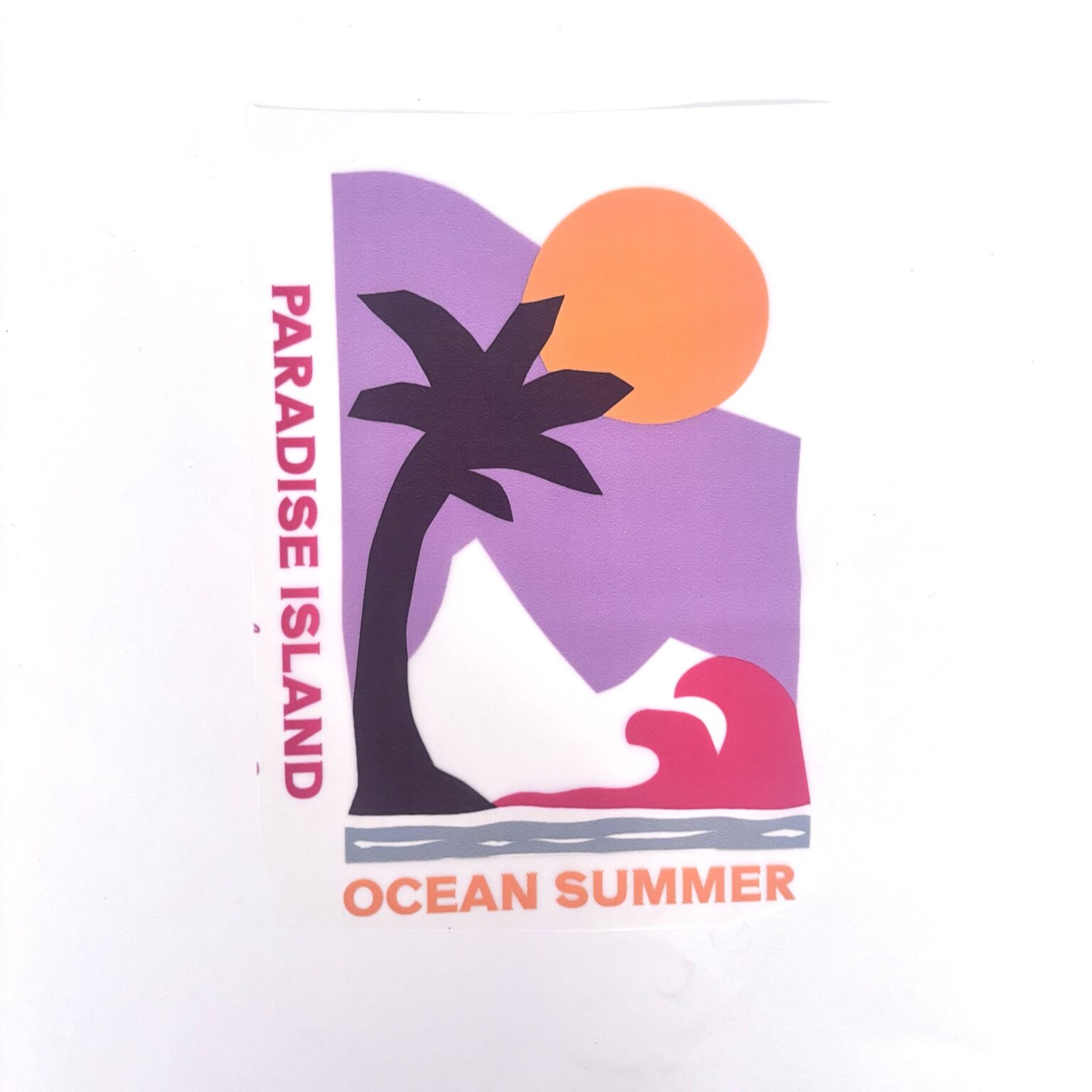 Tropisch zomerdesign met palmboom, oranje zon en roze golf met tekst Paradise Island Ocean Summer